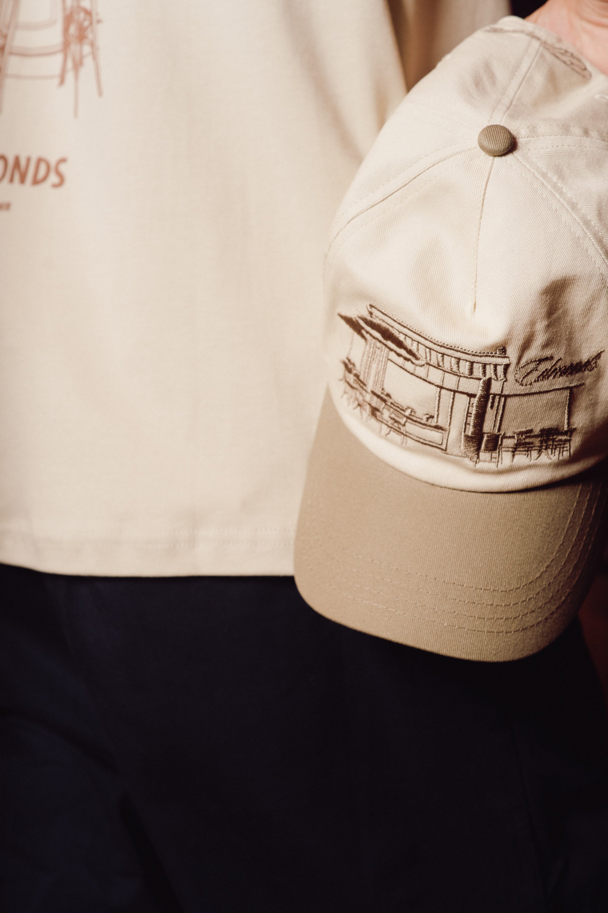 Le café bistro T-shirt - sand